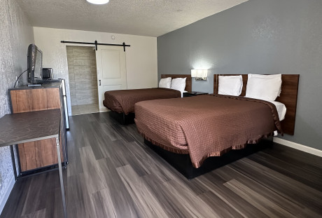 Stay Inn & Suites - Double Bed with Desk, TV, and Microwave